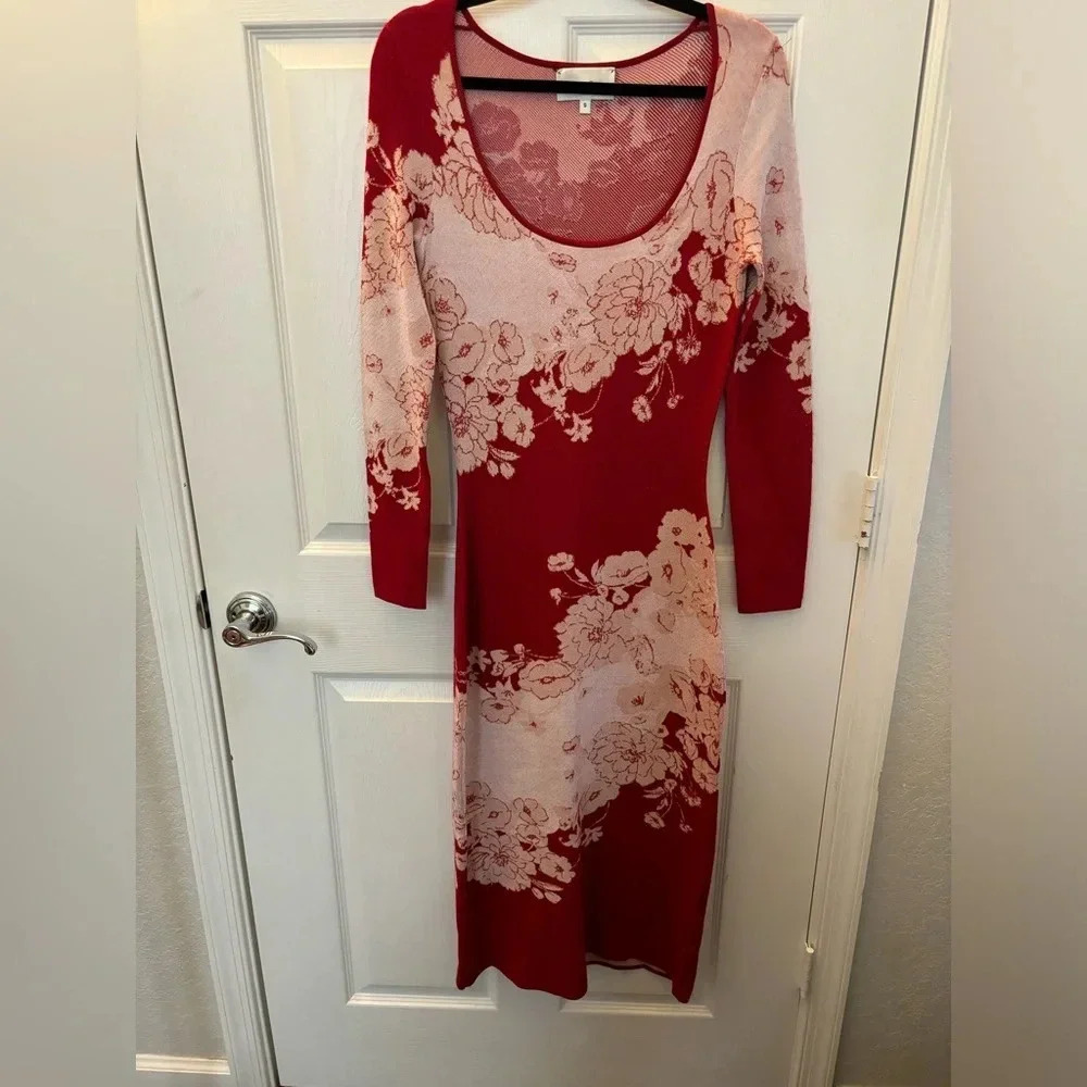 Cara Cara Shift Dress
Red
Floral print

Bin 25